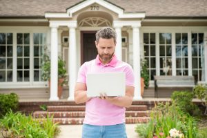 real estate agent selling house online